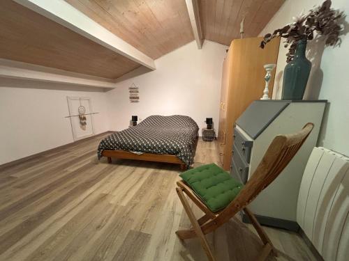 Cette chambre comprend un canapé, une chaise et une table. dans l'établissement GuestHouse avec terrasse & jacuzzi- La Teste de Buch, à La Teste-de-Buch