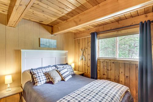 Ένα ή περισσότερα κρεβάτια σε δωμάτιο στο Canal Across Street Family Cabin in Breezy Point!