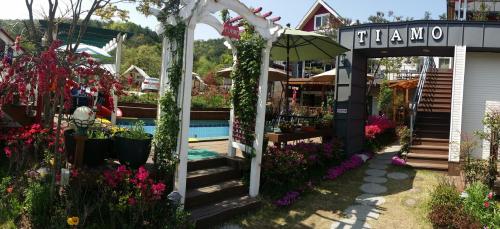 Un jardín fuera de Gyeongju Tiamo Pension