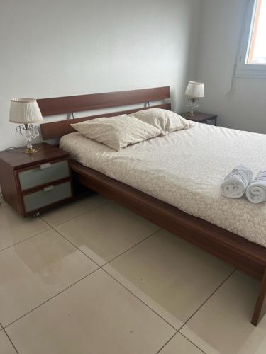 une chambre avec un lit avec deux serviettes dessus dans l'établissement Moderne 3 Pièces proche métro et tram, à Villeurbanne