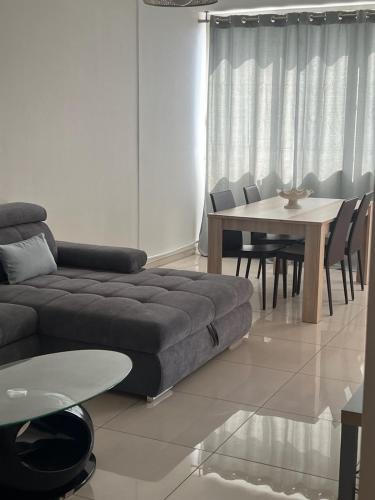 un salon avec un canapé et une table dans l'établissement Moderne 3 Pièces proche métro et tram, à Villeurbanne