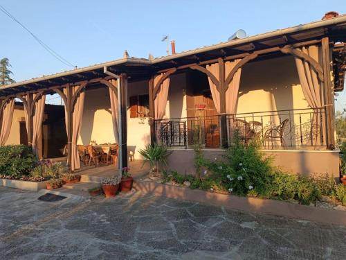 Gallery image of Red Roses-Traditional House in Katerini