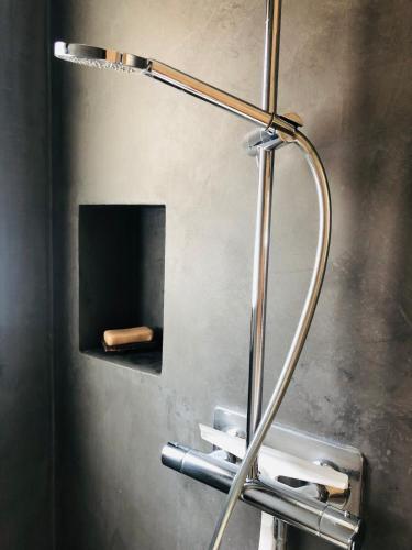 La salle de bains est pourvue d'une douche et d'un miroir. dans l'établissement Villa OHANA - au calme et proche des plages, idéale pour les familles, à Capbreton