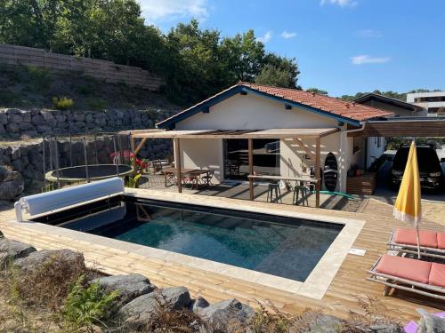 une piscine devant une maison dans l'établissement Villa OHANA - au calme et proche des plages, idéale pour les familles, à Capbreton