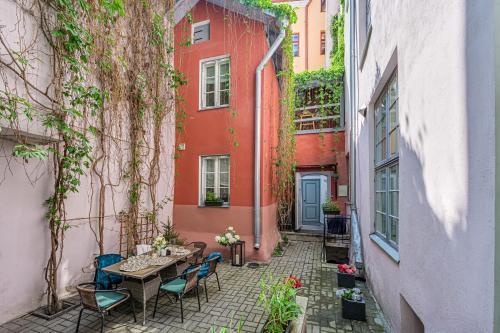 Foto Tallinn Old Town silent garden House