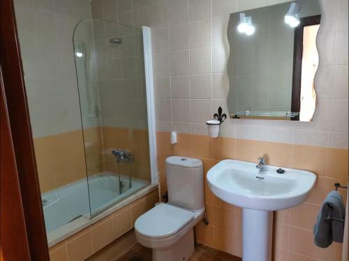 ein Badezimmer mit Toilette, Waschbecken und Dusche in der Unterkunft Colina Vacacions in Santa Clara