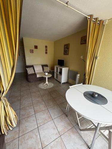 un salon avec un canapé et une table dans l'établissement Studio Pharo Cap D'Agde, au Cap d'Agde