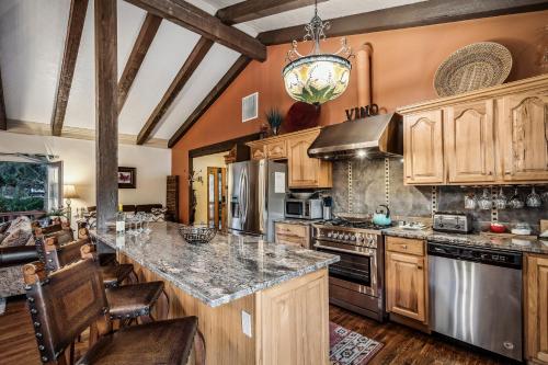 Η κουζίνα ή μικρή κουζίνα στο Sedona Quail Hollow Retreat