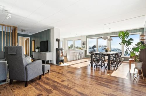 een woonkamer met een tafel en een eetkamer bij Hus i Lofoten in Kabelvåg