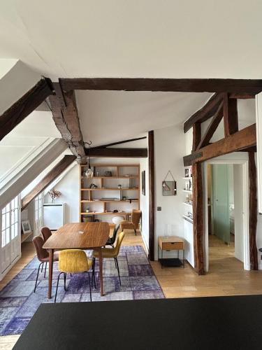 une salle à manger avec une table et des chaises en bois dans l'établissement Luxurious apartment Palais de l'Élysée, à Paris
