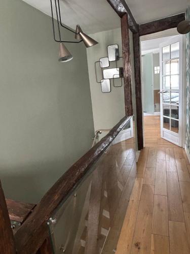 un couloir avec un sol en verre et un escalier dans l'établissement Luxurious apartment Palais de l'Élysée, à Paris
