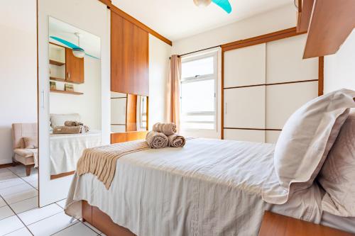 a bedroom with a bed with two teddy bears on it at 4 km da Esplanada com garagem coberta e elevador na Asa Norte in Brasilia