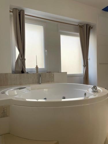 Photo de la galerie de l'établissement Maison à 2 pas du Mont-St-Michel, à Saint-Georges-de-Reintembault