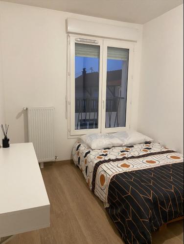 une chambre avec un lit et une fenêtre dans l'établissement Cozy room available, à Montreuil