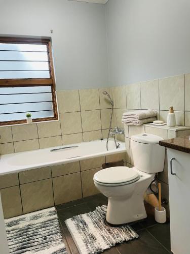 Bilik mandi di Villa by The Vaal River