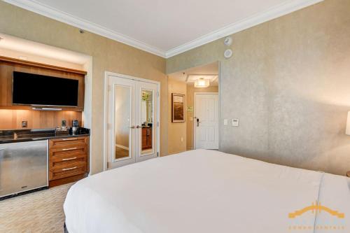 Voodi või voodid majutusasutuse MGM Signature-30-619 Strip View Jacuzzi Studio toas
