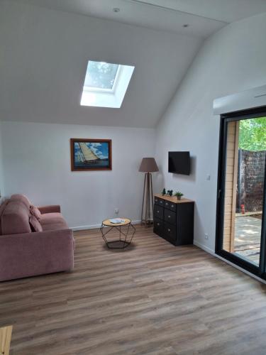 un salon avec un canapé et une télévision dans l'établissement Gîte ty Marie à Benodet, à Bénodet