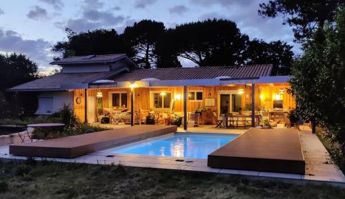 une maison avec une piscine devant dans l'établissement La Case d'Elista, à La Teste-de-Buch