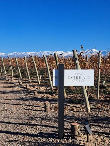 a sign on the side of a dirt road at Entrevid suite & spa in Ciudad Lujan de Cuyo