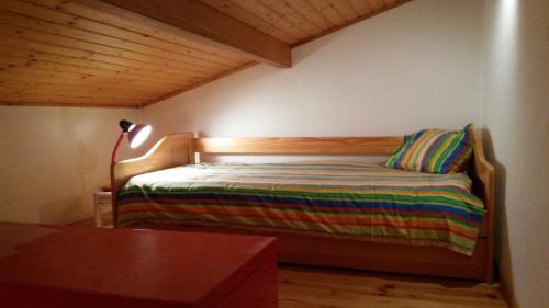- une chambre avec un lit doté d'une lampe et d'une table dans l'établissement Maison bois dans village vacances 8 personnes, à La Teste-de-Buch