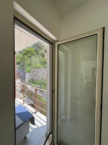 Fotografija u galeriji objekta Hillside Residence u Valoni
