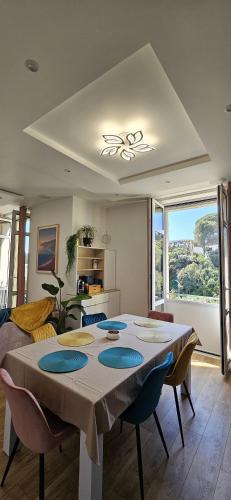 une salle à manger avec une table et des chaises ainsi qu'une cuisine dans l'établissement Cosy T4 walk to Center, Festivals,Congress,Beach, à Cannes