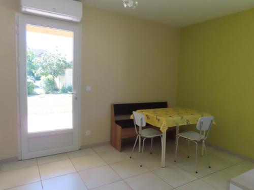 une salle à manger avec une table et deux chaises dans l'établissement Appartement neuf dans maison individuelle, à Bergerac
