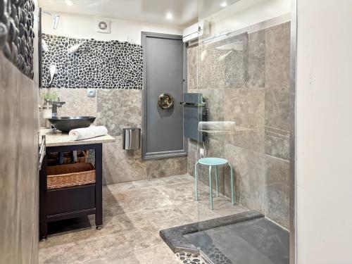 une salle de bain avec douche et lavabo dans l'établissement Nous y Somme, bel appartement face à la Baie, à Saint-Valery-sur-Somme