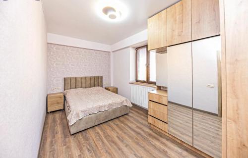 Postel nebo postele na pokoji v ubytování Elegant 2BR Urban Hideaway - Parkside, near Mega Mall