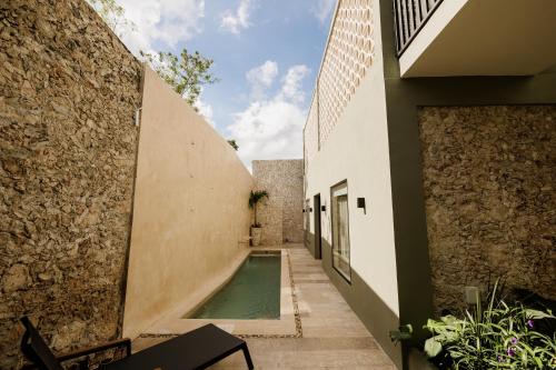 Un patio interior de una casa con piscina. en Casa Naran centro Mérida, en Mérida