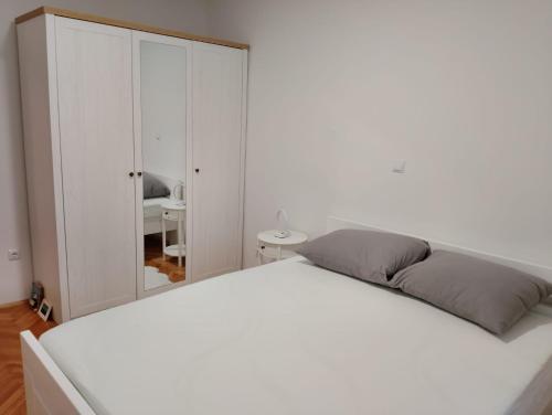 Кровать или кровати в номере Apartment Lina Omis