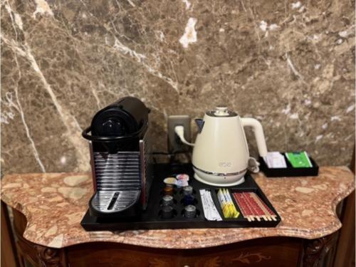 Принадлежности для чая и кофе в The Residence Hotel Okayama - Vacation STAY 43056v
