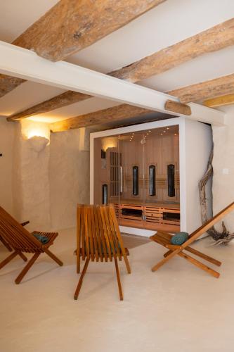 two wooden chairs in a room with a ceiling at CASA ANANTA Appartements bien-être aux portes du Verdon Refuge slow Life et sensoriel jusqu à 12 pers in La Garde