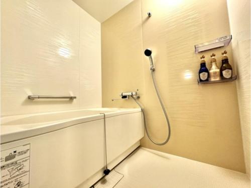 Beppu Onsen Resort Stay SPA TSURUMI - Vacation STAY 48229v في بيبو: حمام مع دش ومغسلة