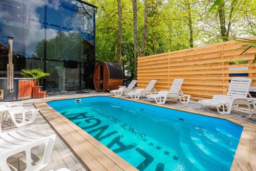 Hồ bơi trong/gần Jacuzzi studios 777