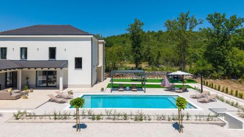 une villa avec piscine et une maison dans l'établissement Villa Aria Relax Your Private Oasis in Bisko Village, à Bisko