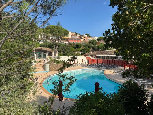 une vue d'une piscine dans un complexe hôtelier dans l'établissement Maison du Lac, à Grimaud