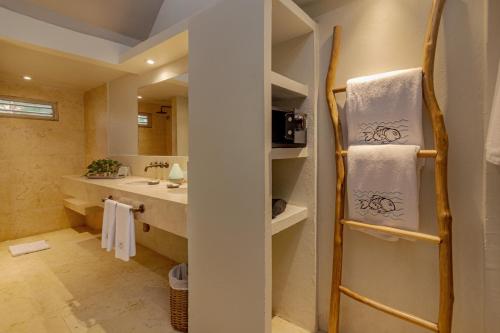 a bathroom with a sink and a counter with towels at Hotel San Pedro de Majagua in Isla Grande