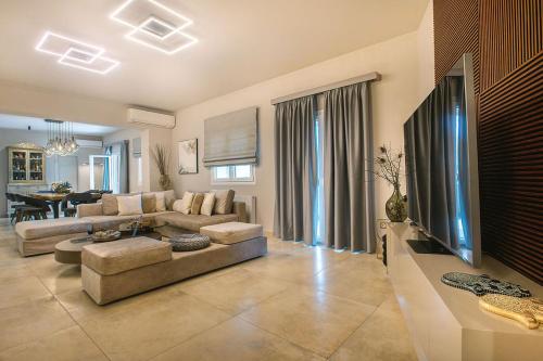 Ruang duduk di Daedalus Luxury Home - Seaview & Heated Pool