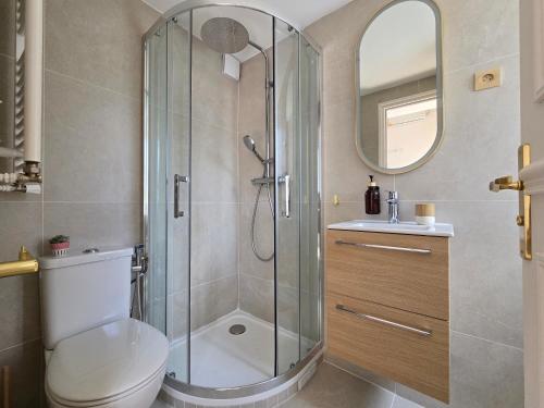 une salle de bain avec une douche, des toilettes et un lavabo dans l'établissement Little LV2 Au cœur de l'Avenue des Champs-Elysées Arc de Triomphe, à Paris