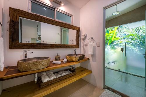 a bathroom with a sink and a mirror at Synergy Costa Rica in Uvita