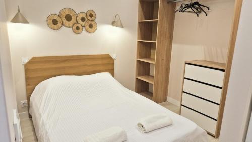 - une petite chambre avec un lit et un placard dans l'établissement Appartement cosy, climatisation, proche mer, à Nice