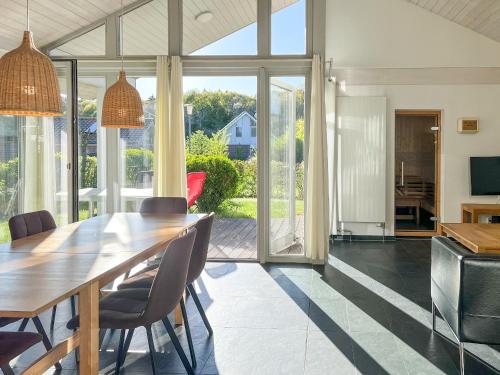 a kitchen and dining room with a table and chairs at Familienunterkunft Wiesengeflüster E8 - strandnah mit Sauna und Garten in Röbel