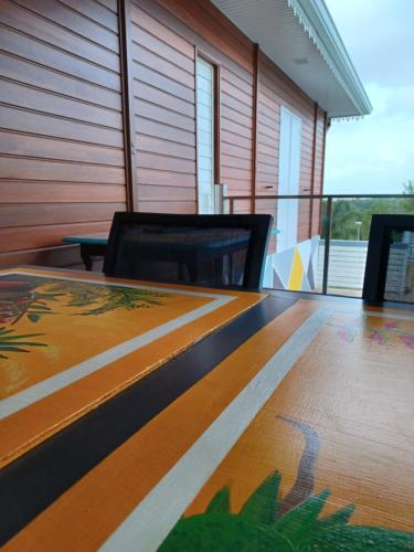 a dining room with a table and a chair at Villa Anj'any DESHAIES - 5 minutes à pieds de la plage in Deshaies