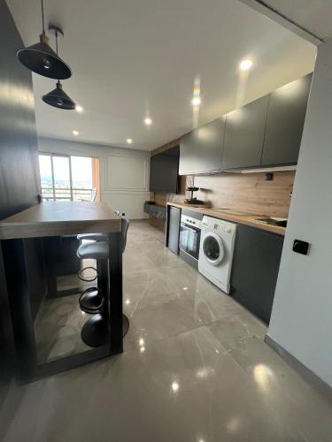 une cuisine avec une table et une machine à laver dans l'établissement Apartment Cannes sea view!, à Cannes