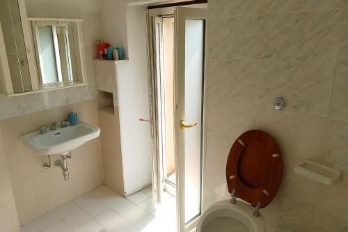 a bathroom with a toilet and a sink at Enjoy Badolato! in Badolato