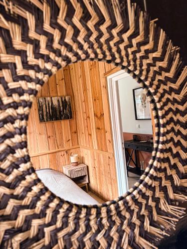 un reflet miroir d'une pièce avec un mur en bois dans l'établissement Appartement phare, à Soulac-sur-Mer