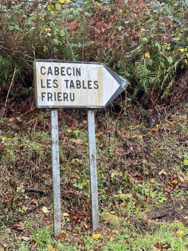 a sign that reads cedar lies tables fire sqor at La Casina del Cabecin en Parque Natural de Redes in Caso