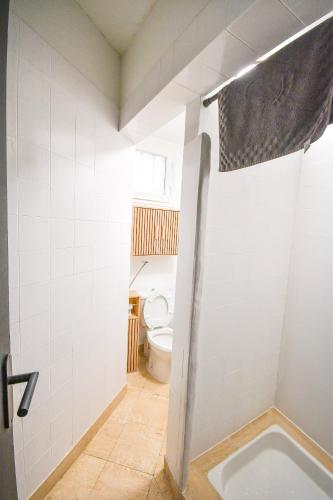 une salle de bain avec toilettes et cabine de douche dans l'établissement Appartement phare, à Soulac-sur-Mer