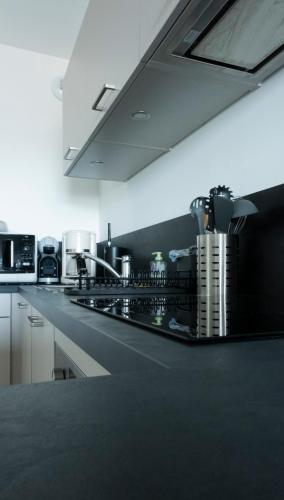 une cuisine avec une cuisinière et un comptoir dans l'établissement Appt T3 Résidence La Belle Eugénie, à Berck-sur-Mer